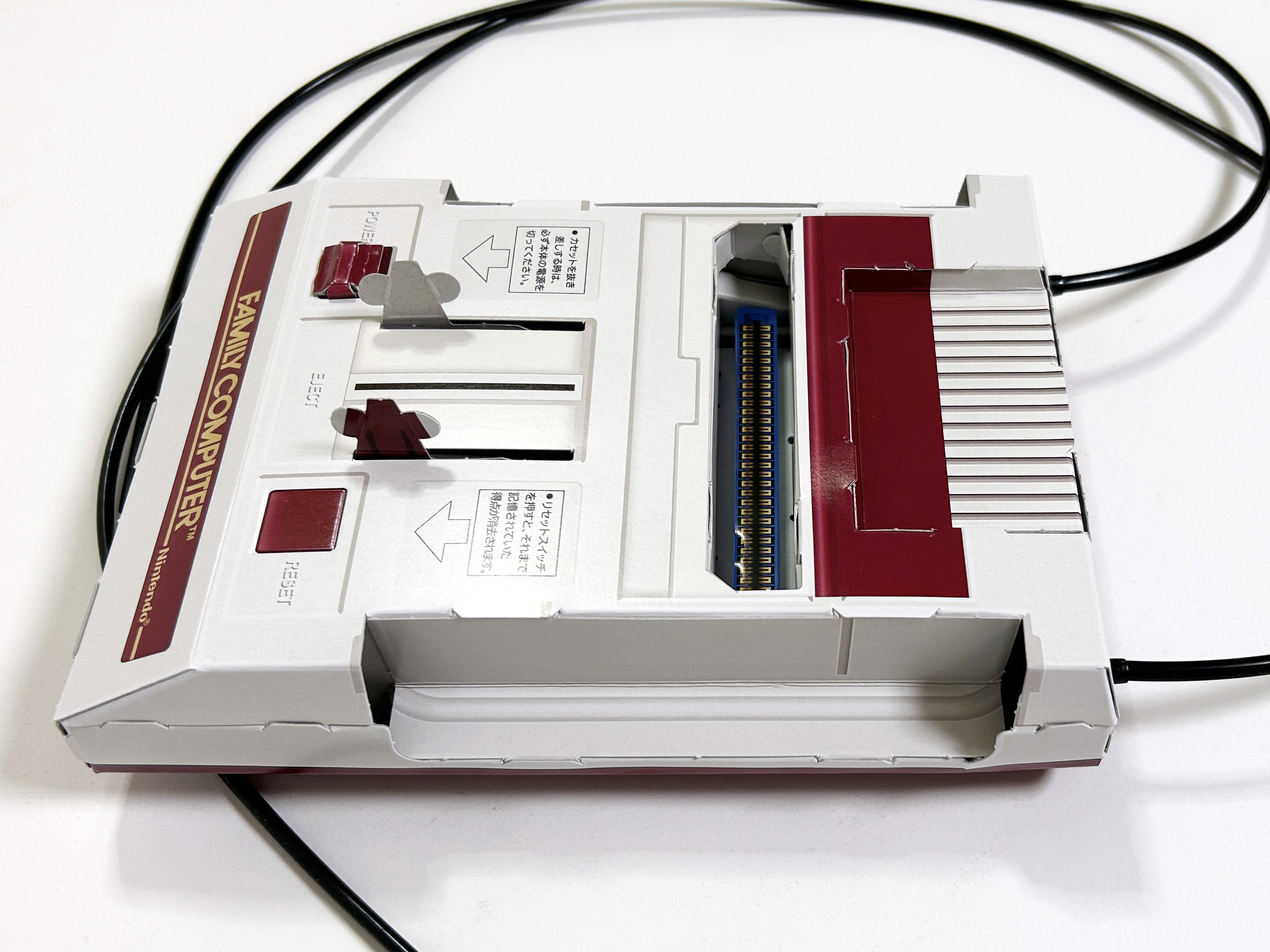 いよいよ、上面と下面を組み合わせる作業に入る。側面のツメを入れてから背面と前面、反対側の側面とはめ込んでいくと苦労しないだろう。底面のツメは、このタイミングで折り曲げ、テープなどで固定しておく。しかし、本体内部が終わった段階でくっつけてしまっても問題ない