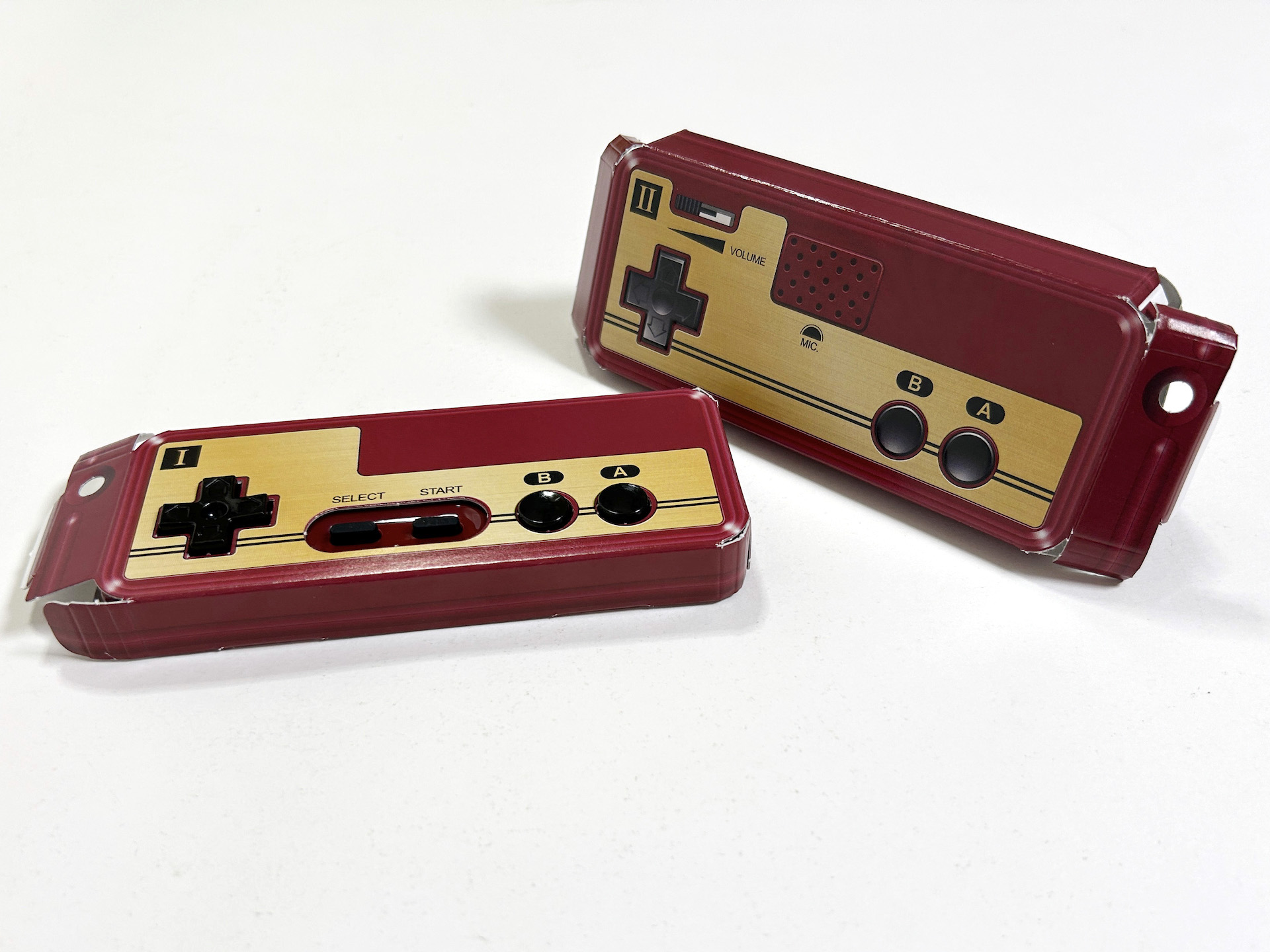 Iコントローラー、IIコントローラー共に折り目を付けて曲げるのだが、Iコントローラーは「スーパーマリオブラザーズリアル音源入りコントローラー」を中に入れるので、十字キーとA、Bボタン部分は抜いておき、左側側面の部分から出し入れする。IIコントローラーは中がカラとなるので、Iコントローラーと同じく抜いてしまうと中身が見えて悲しいことに。十字キーなどが抜けるように切り抜き線はついているが、写真のようにそのままにしておくほうが見映えが良い