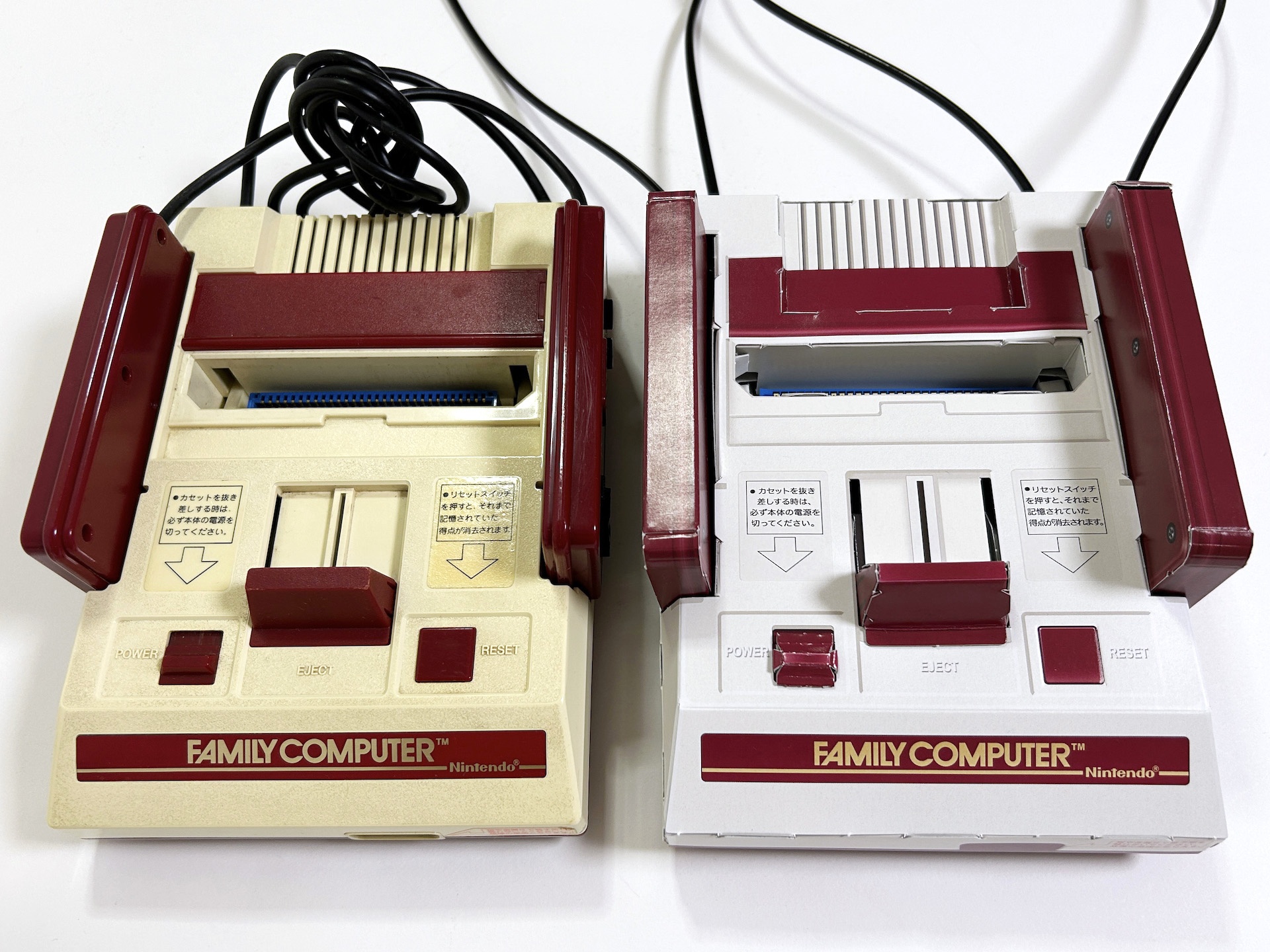 隣に、実機ファミリーコンピュータを配置して撮影してみた。ペーパークラフトはつなぎ目部分が見えてしまうものの、遠目からであればなかなかオリジナルに近いクオリティに仕上がっている。実機は経年で黄ばんでしまうが、ペーパークラフトであればそうなることもないのも利点、かもしれない