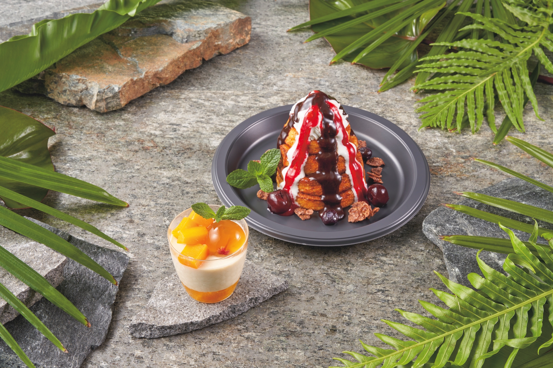 ロストワールド・レストラン：左から、琥珀とマンゴーの豆花 800円、ヴォルケーノ・フレンチトースト 1,500円