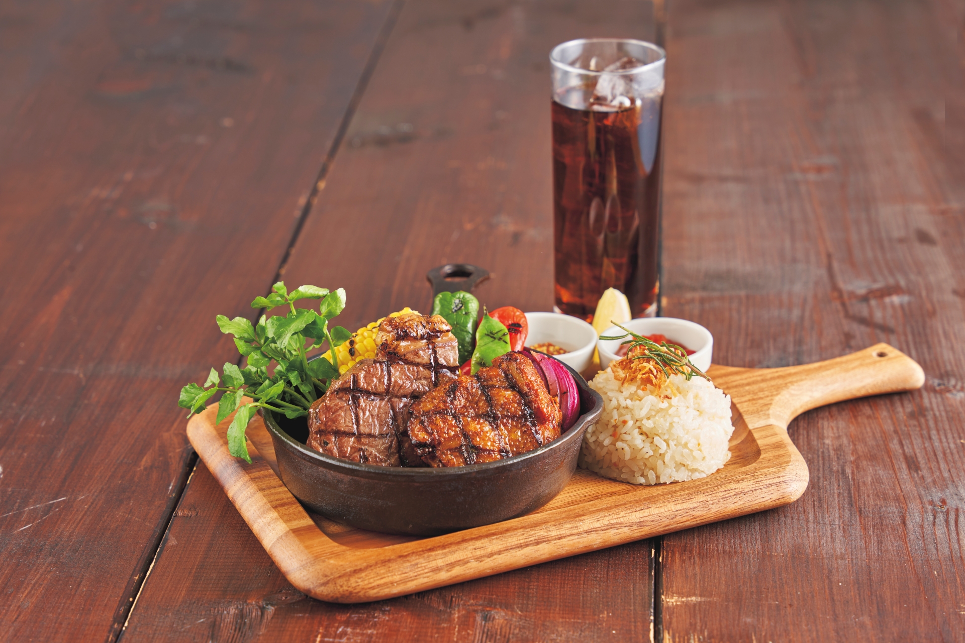 パークサイド・グリル：アンガス牛と阿波尾鶏のグリルプレート ガーリックライス添え 3,500円