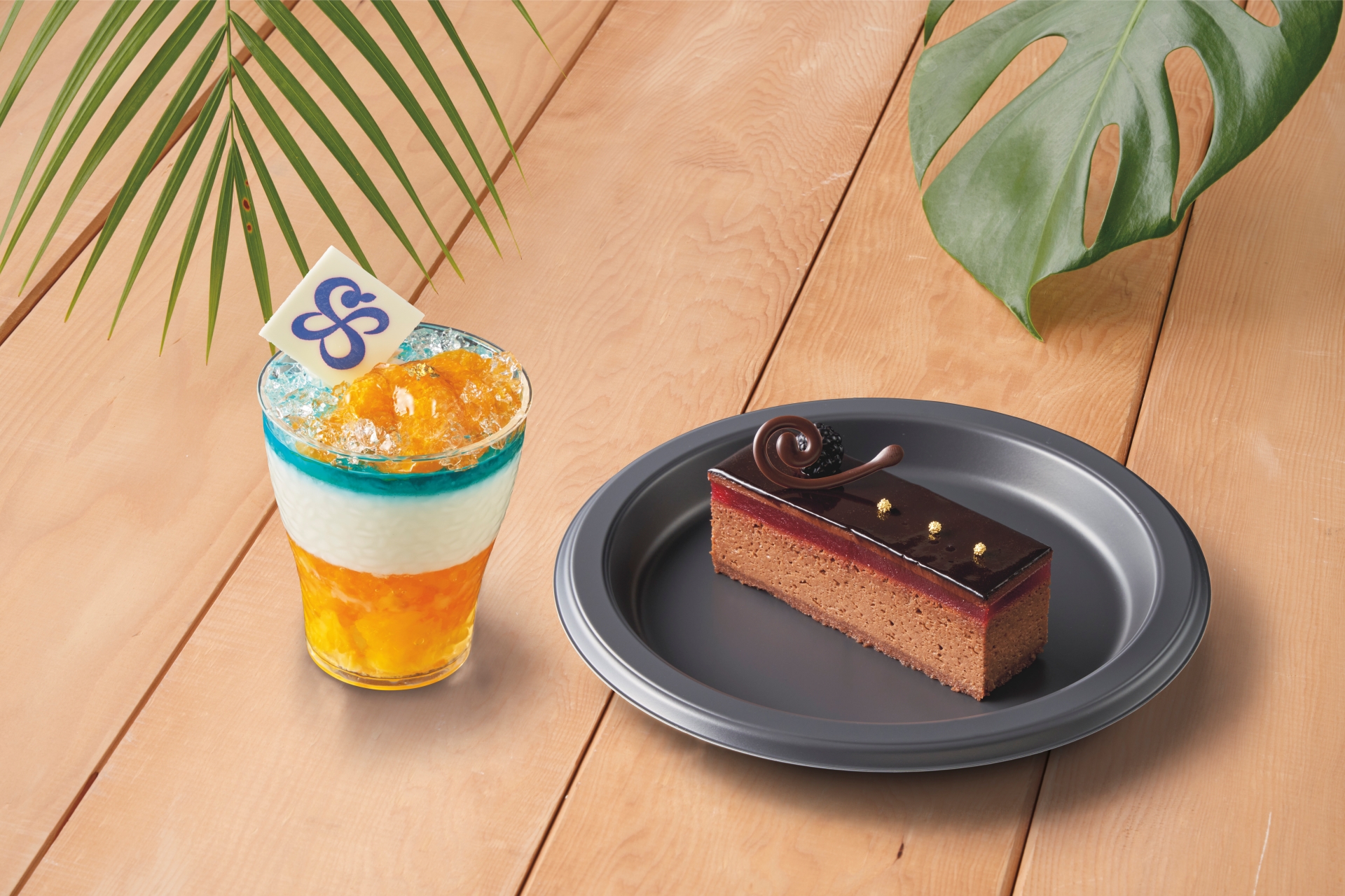 左から、ナミのキラキラみかんパフェ、サンジのガトーショコラ~ラズベリー～ 各950円