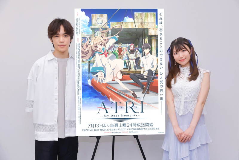 斑鳩夏生役の小野賢章さん（左）とアトリ役の赤尾ひかるさん（右）