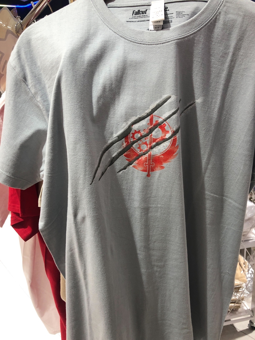 爪痕のついたB.O.S.のロゴTシャツ。着るとパワー・アーマーを奪ったマキシマスの気持ちになれそうだ