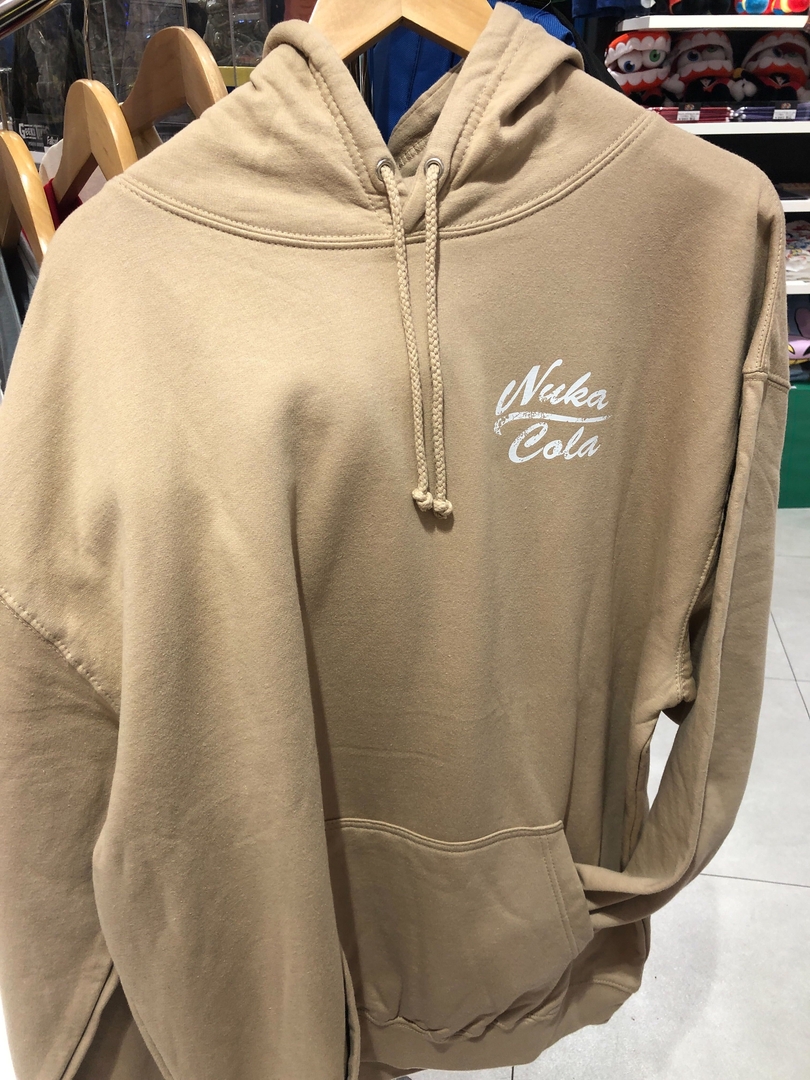 背面にNuka Girlをデザインしたプルオーバーパーカー