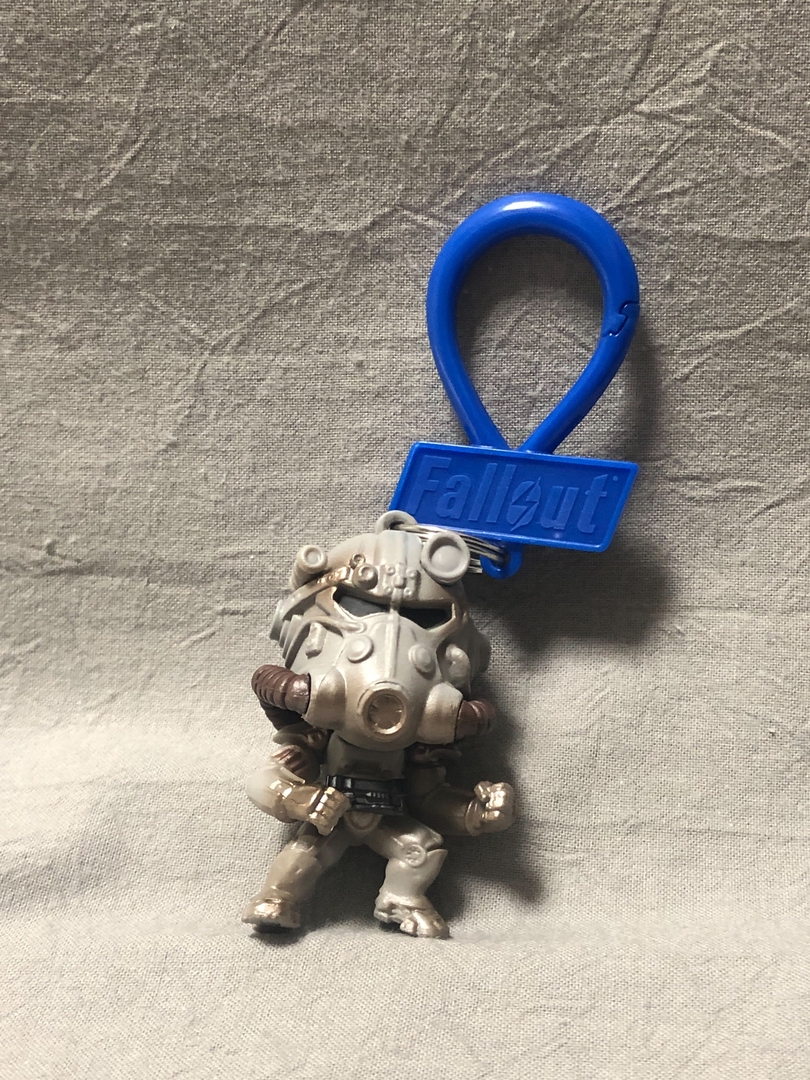 「バックパックキーホルダー」全8種のうち筆者は狙っていたT-45が出た。他にも別のパワー・アーマーやVault Boyにネイトらしきキャラクターもラインナップしている