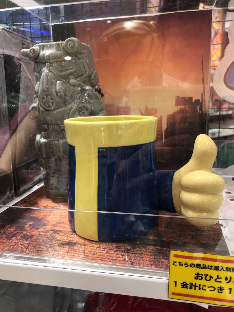 「マグカップ（Thumbs Up）」は通常のマグカップよりも大きい。これでコーラでも飲みながらゲームがしたくなる