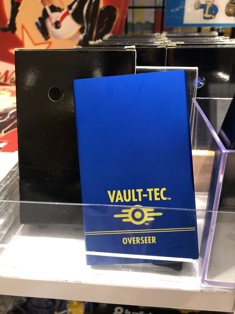 「VAULT-TEC カードホルダー」は1枚だけ入れてもしっかりと保持してくれるので、便利な上に落とす心配もない安心設計だ