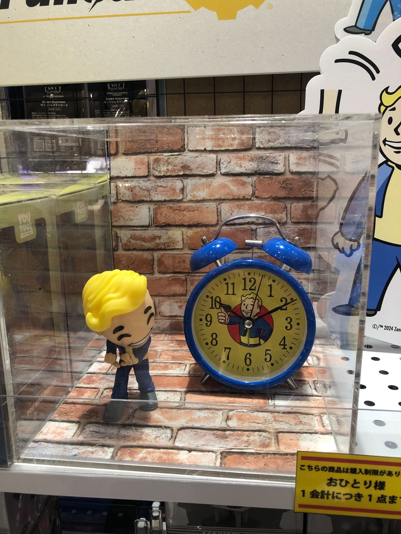 「目覚まし時計」これで起きればVault居住者気分になれそうだ