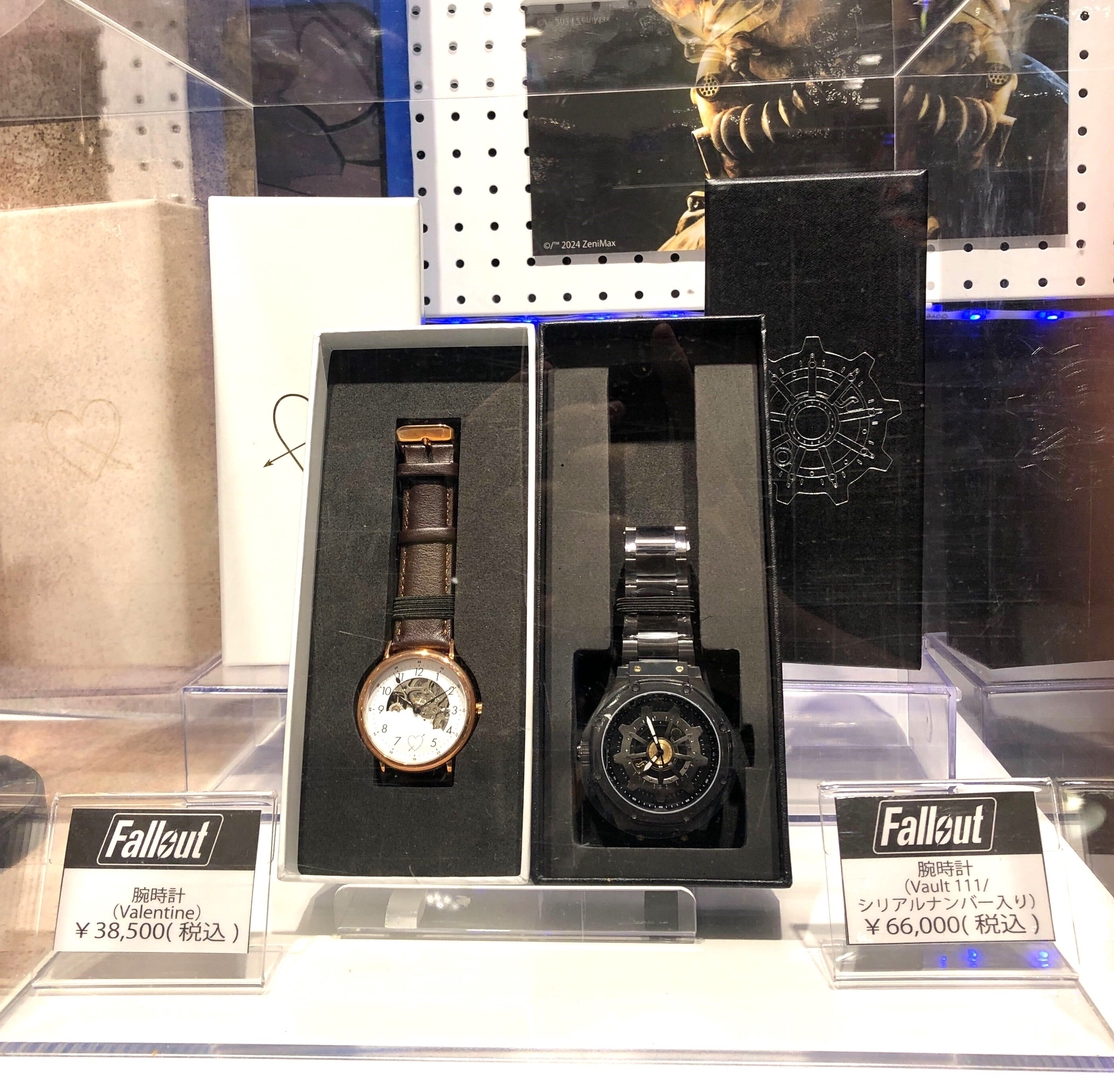 ニックとVaultの歯車モチーフの腕時計。ごちらも在庫は少ないので欲しい人はお早めに