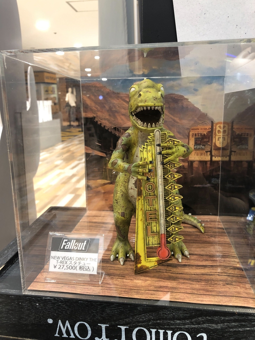 「NEW VEGAS DINKEY THE T-REX スタチュー」。「Fallout New Vegas」でブーンと出会える思い出の場所だ