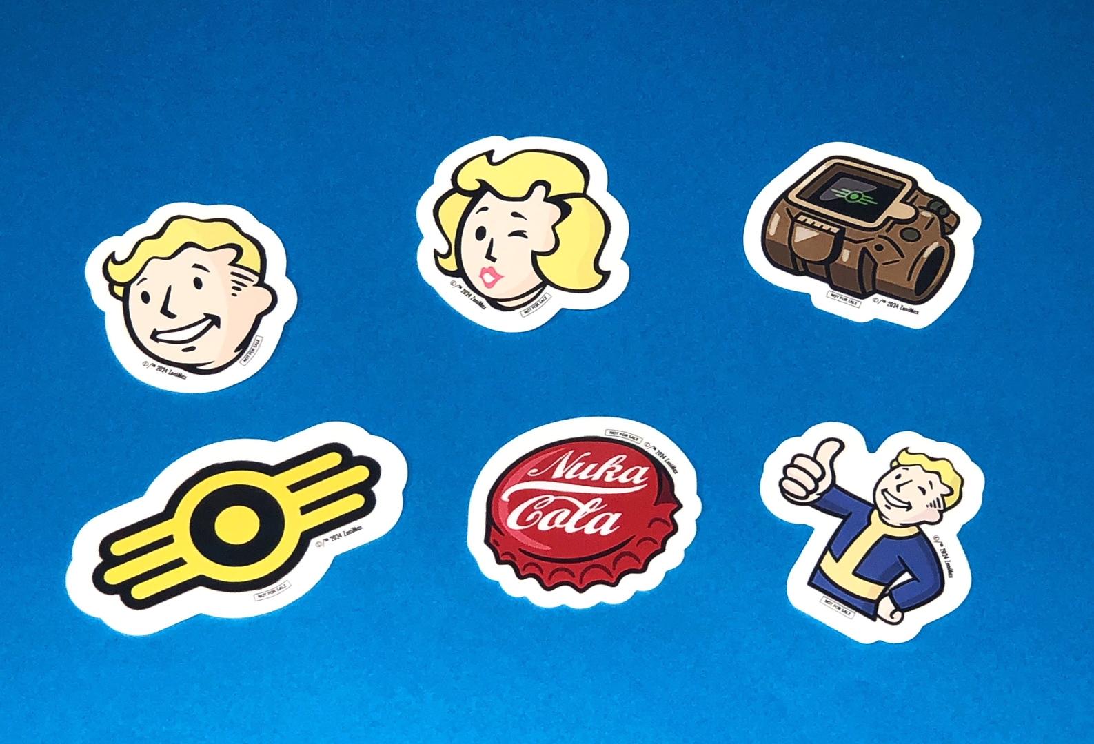 「特製ダイカットステッカー（全6種/ランダム）」