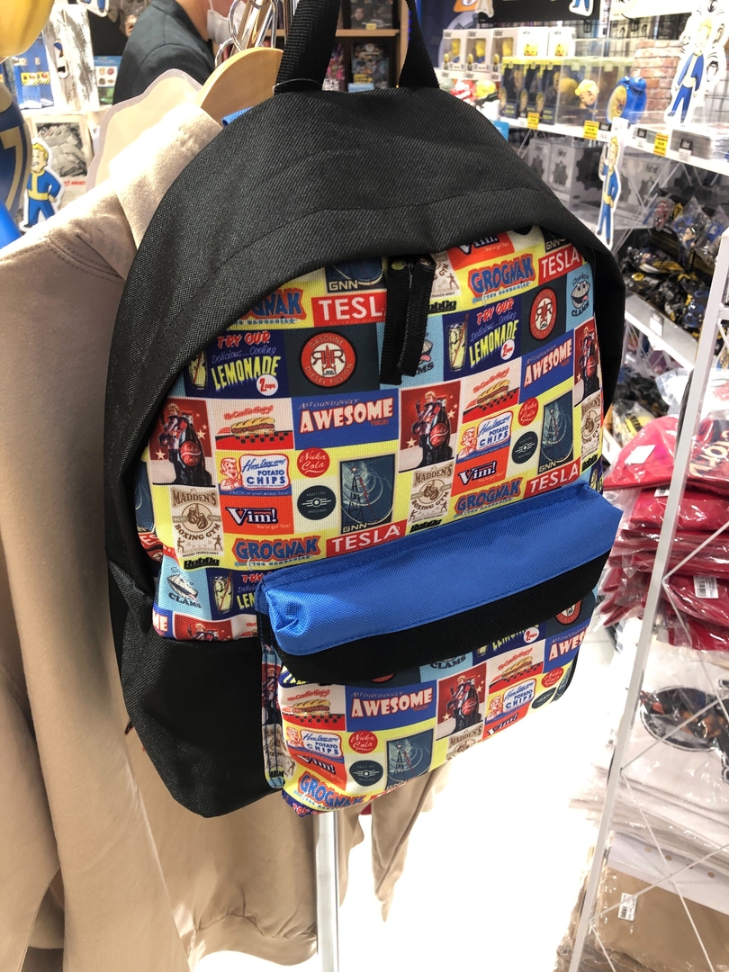 「アドバックパック」。ゲーム内の企業のアド（広告）がデザインされていて可愛らしい