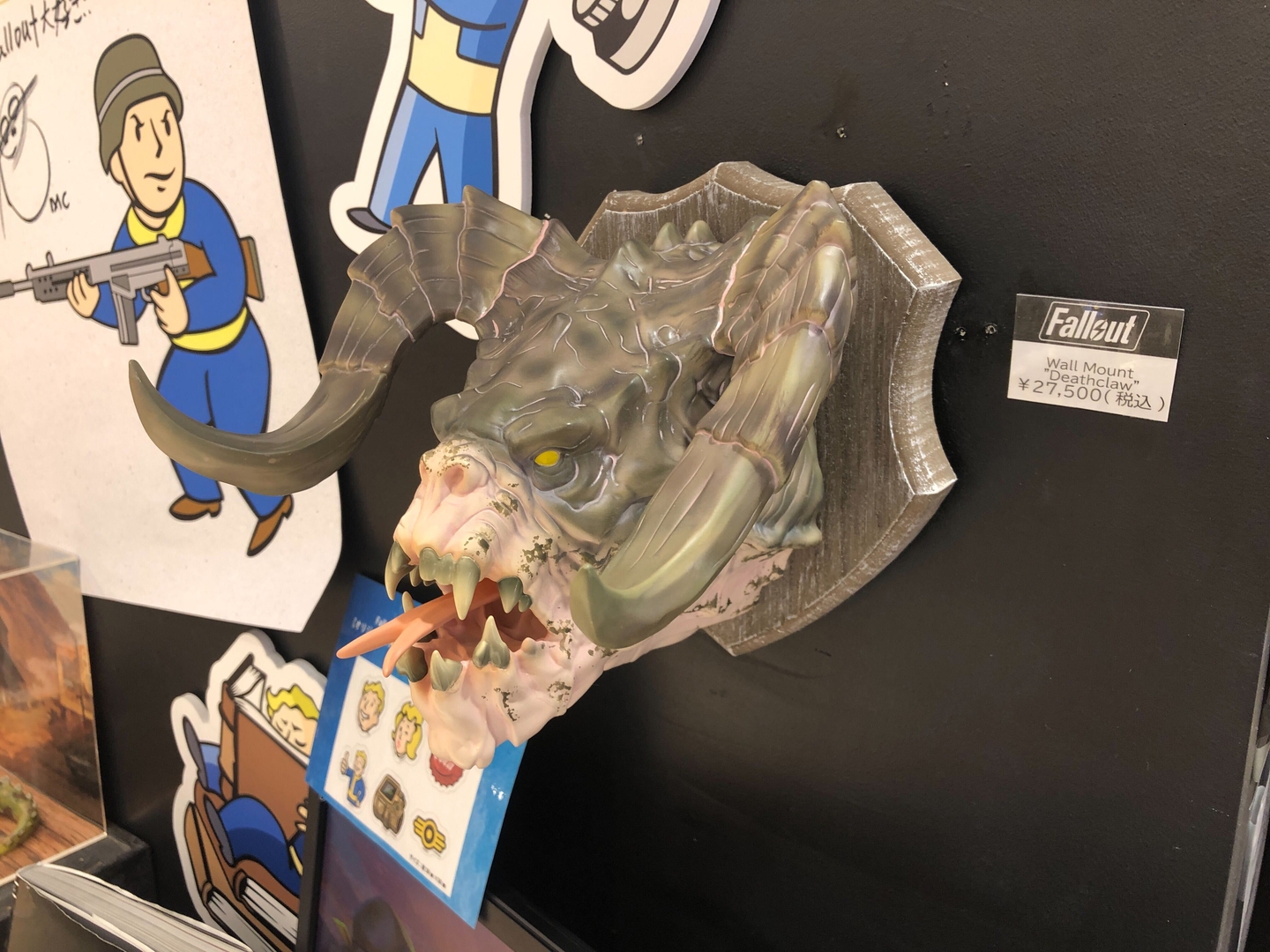 「Wall Mount “Deathclaw”」。手のひらサイズでゲーム内のものよりは小さめだが飾りたくなる迫力