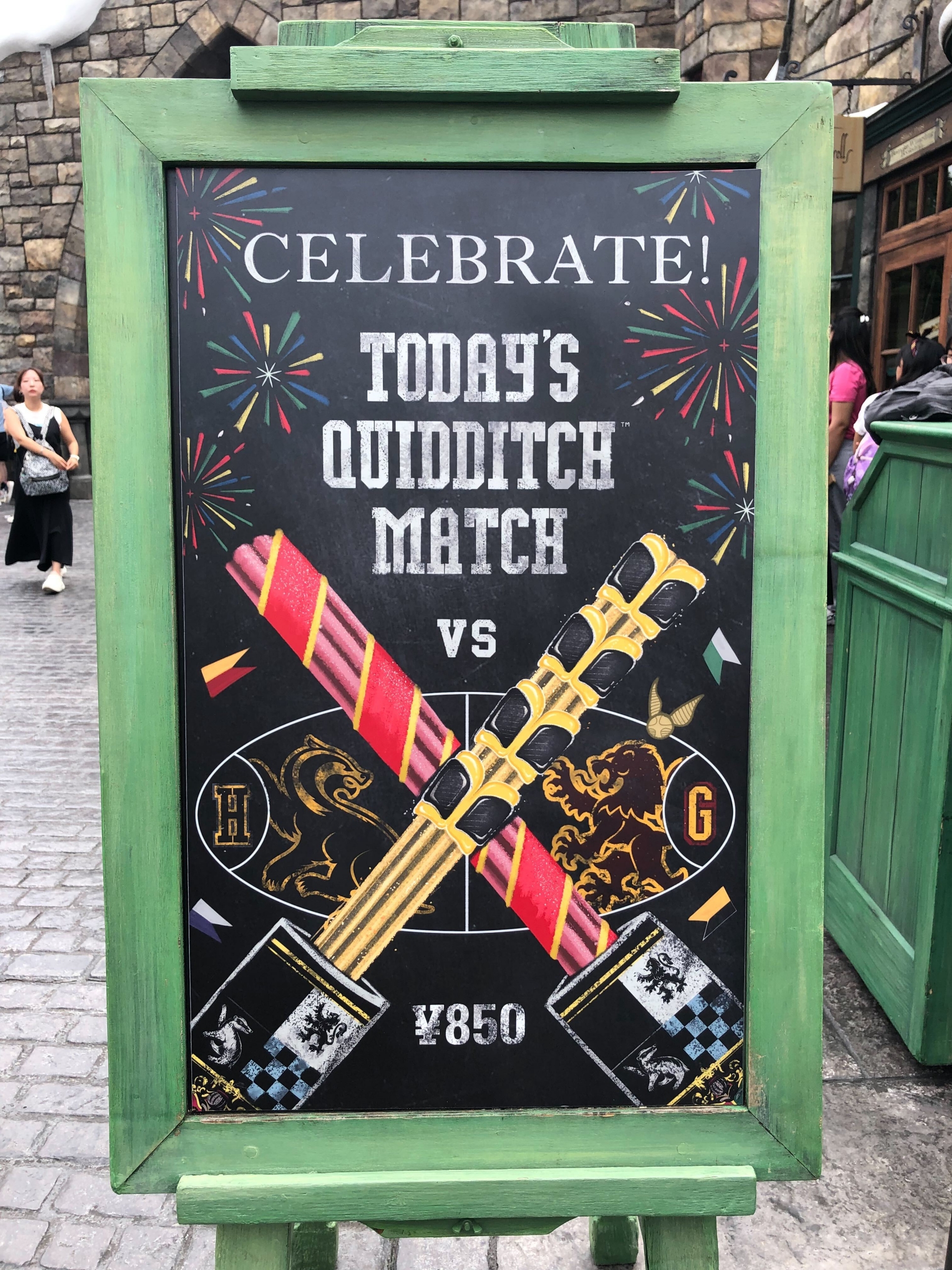 こちらは、ホグワーツ魔法魔術学校の4寮をイメージしたチュリトス。クィディッチの対戦カードになぞらえて、1日2種が販売される。価格は850円