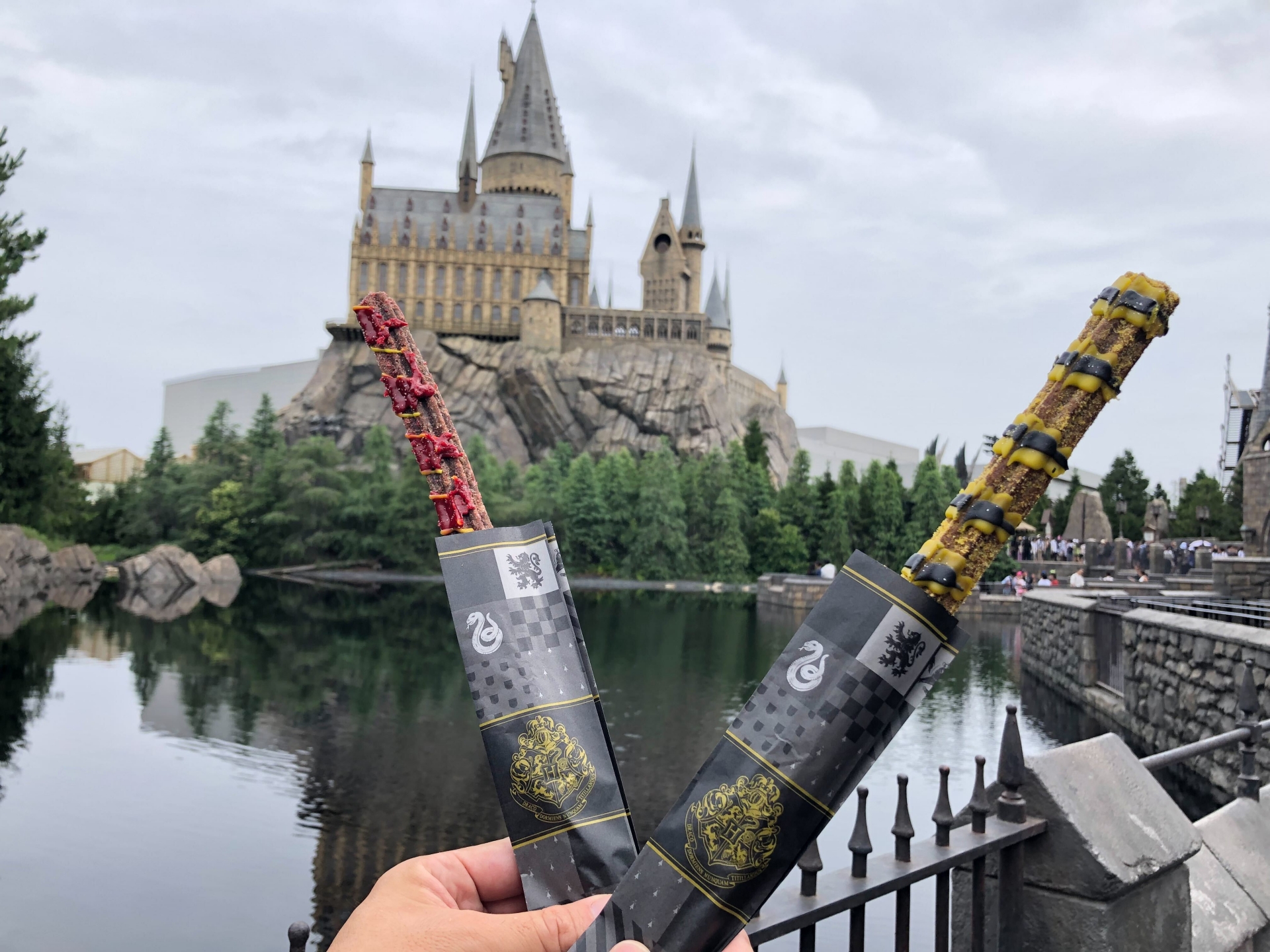 こちらは、ホグワーツ魔法魔術学校の4寮をイメージしたチュリトス。クィディッチの対戦カードになぞらえて、1日2種が販売される。価格は850円