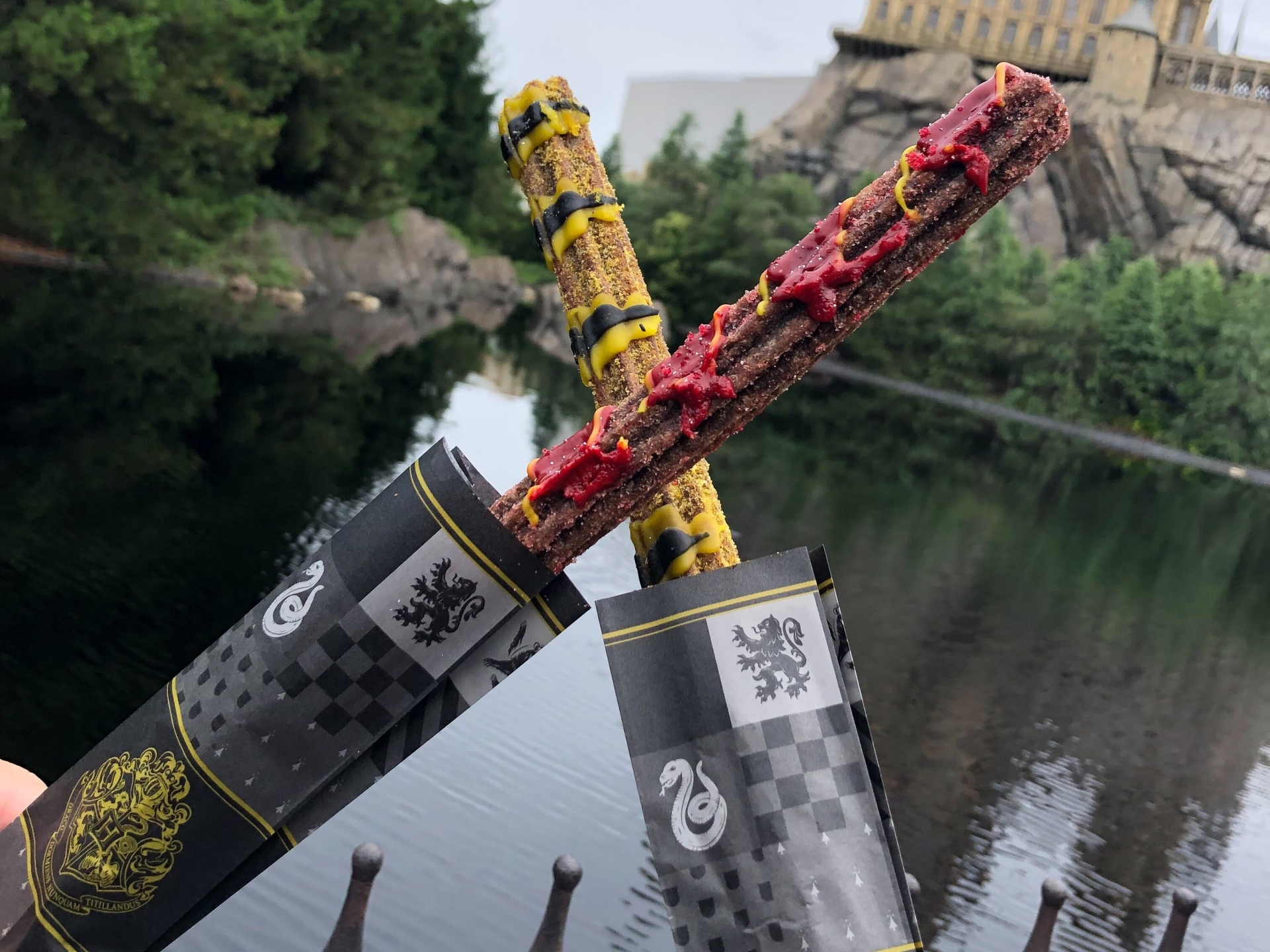 こちらは、ホグワーツ魔法魔術学校の4寮をイメージしたチュリトス。クィディッチの対戦カードになぞらえて、1日2種が販売される。価格は850円