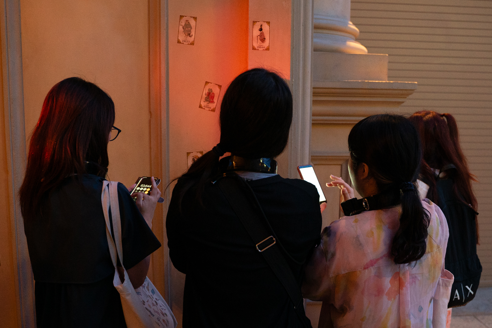 壁に数十枚貼られているが根気よく見ていけば見つかるはず