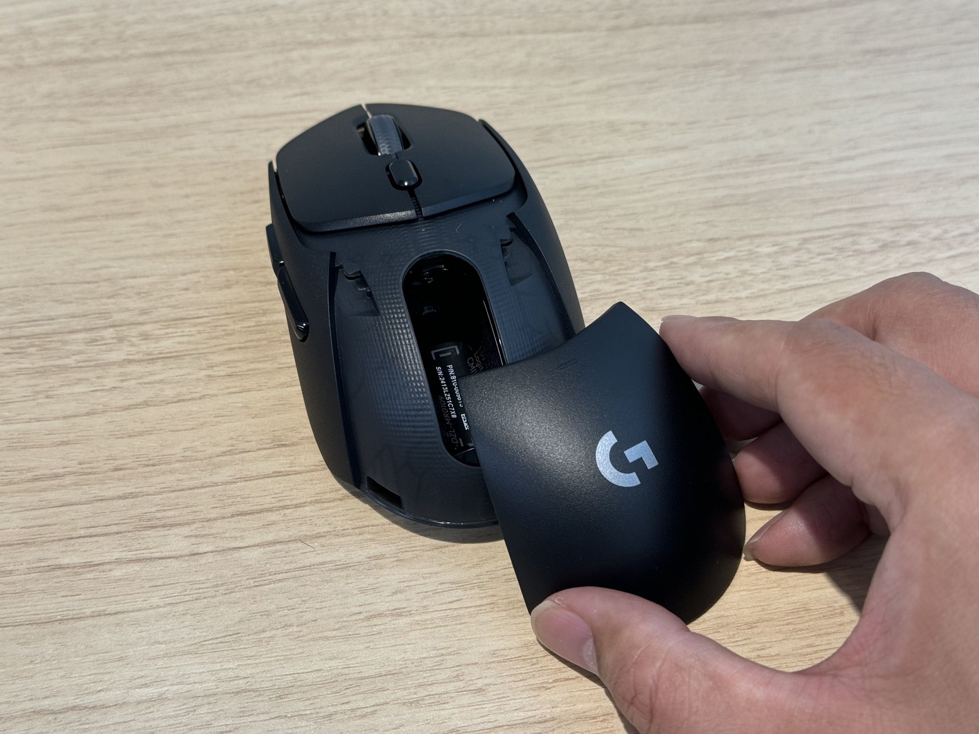 カバーを手前にグッと引くと外れる