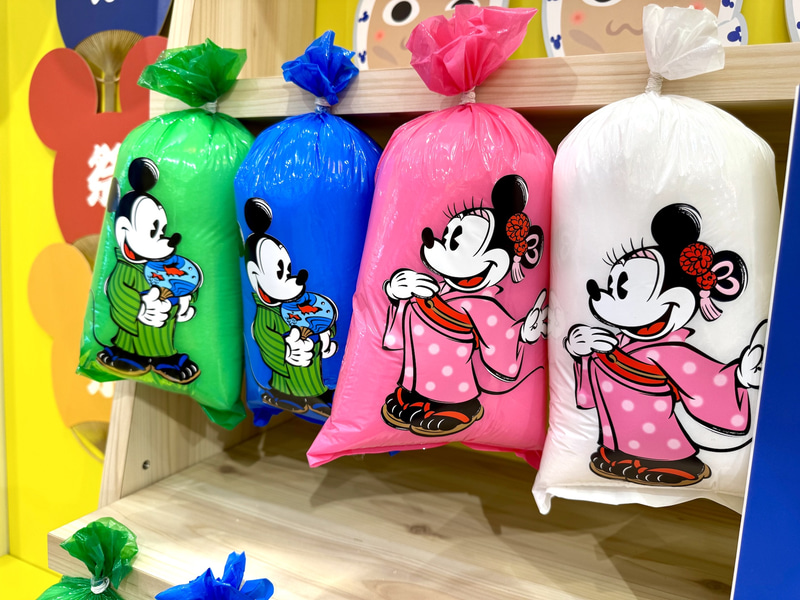 至ることころにお祭りの屋台イメージが盛り込まれていて見ているだけで楽しい