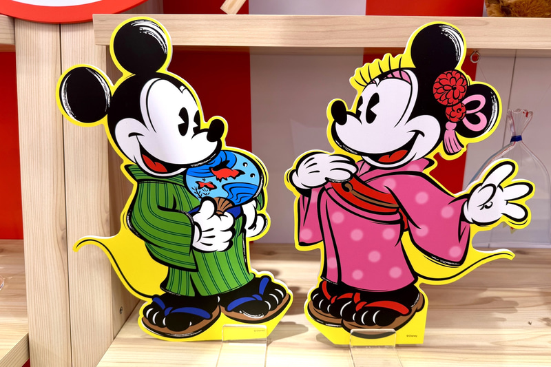 浴衣姿のミッキー&ミニー。このビジュアルは昨年と同じものだそう。縁日を楽しむ様子が微笑ましい