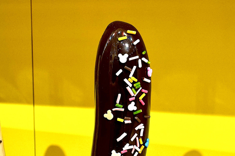 店内の装飾には隠れミッキーも。これはチョコバナナの一部