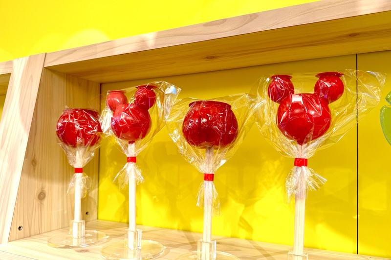 りんご飴や、ヨーヨー、ラムネといった装飾にもミッキーのアイコンを発見