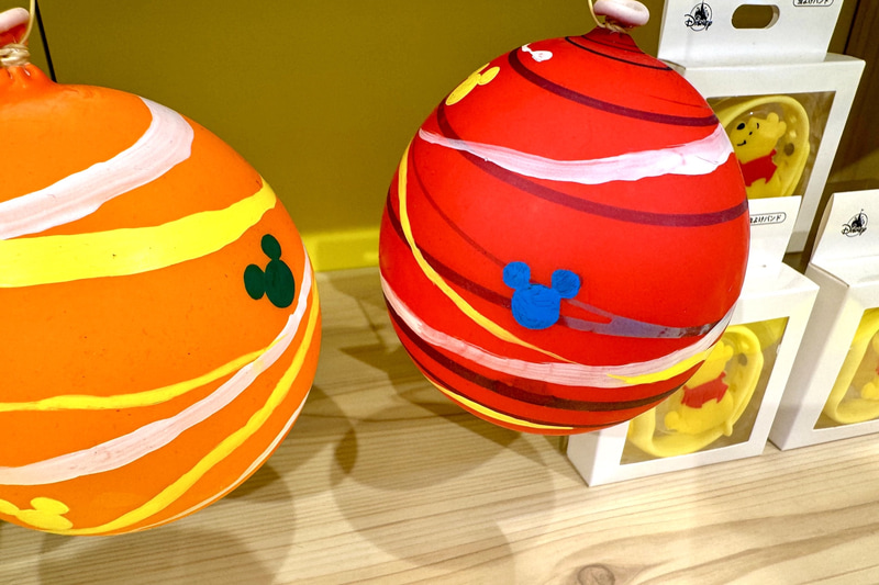 りんご飴や、ヨーヨー、ラムネといった装飾にもミッキーのアイコンを発見