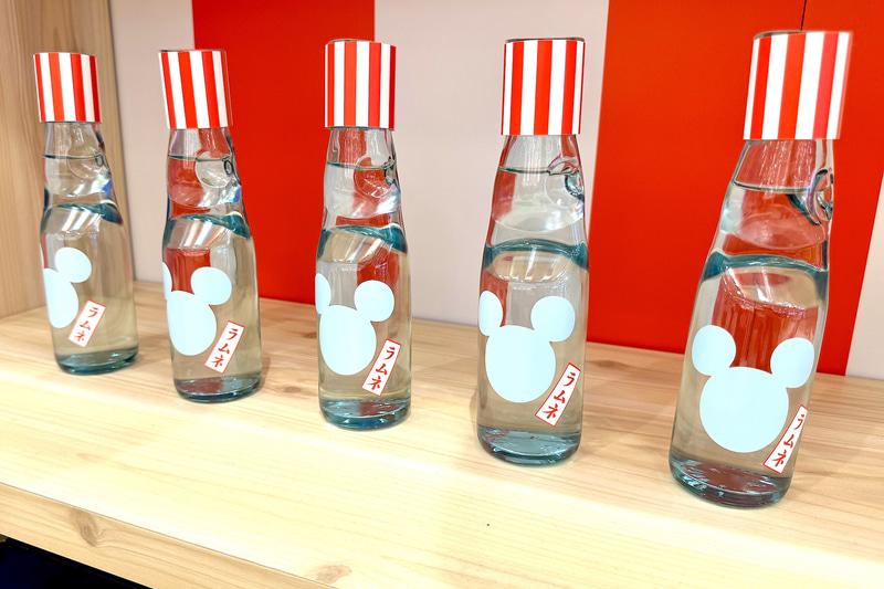 りんご飴や、ヨーヨー、ラムネといった装飾にもミッキーのアイコンを発見