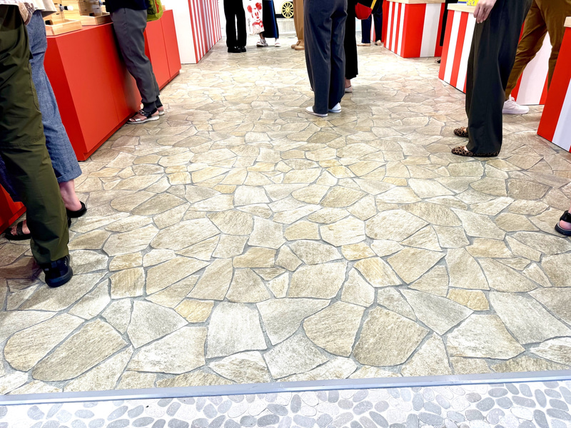 注目したいのは床。お祭りが行なわれる神社などの境内をイメージした石畳調にしているというこだわりようで、ここも去年からのパワーアップ要素の1つだそう