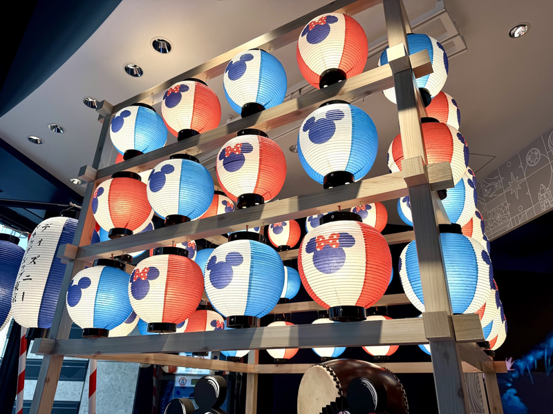 ミッキー&ミニーのアイコン入り提灯が可愛い