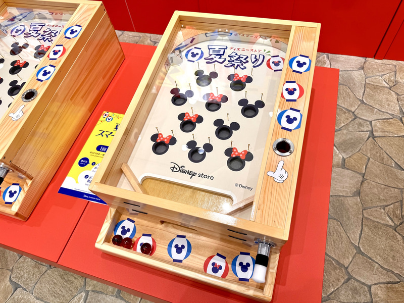 ミッキー&ミニーのアイコンが使用されていてめちゃかわ。ボールをセットし、右下のレバーを引いて離すとボールを発射できる。少しの力でじゅうぶんなので小さな子どもでも楽しめる