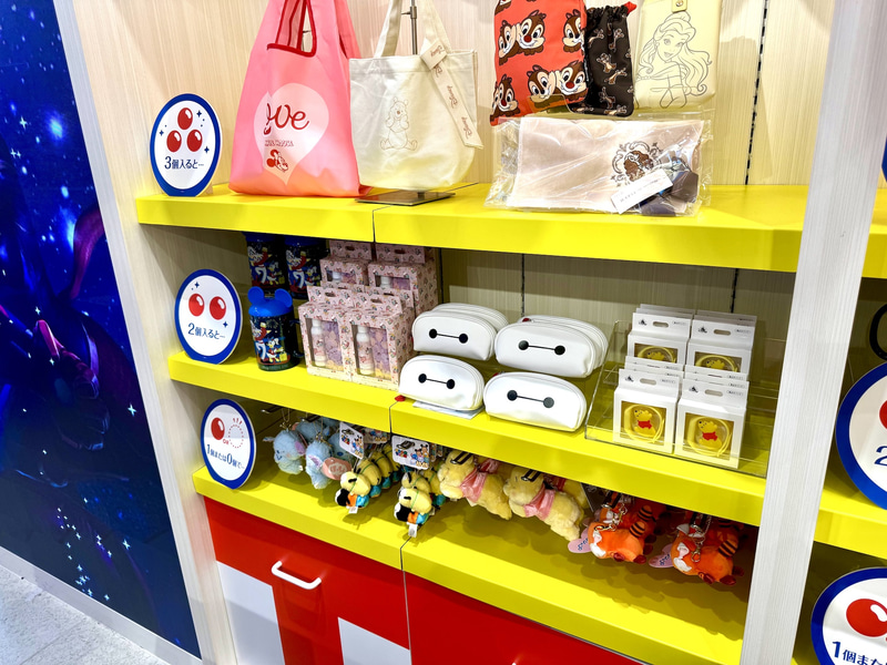 ボールが1つも入らなくても必ず1個は景品が貰える。貰える景品は最大2個まで。3個入れると一番上の棚に陳列されている豪華景品を選ぶことができる。必ず貰える景品でも2,000円以上のグッズがあったりと元が取れる超お得なゲームとなっている