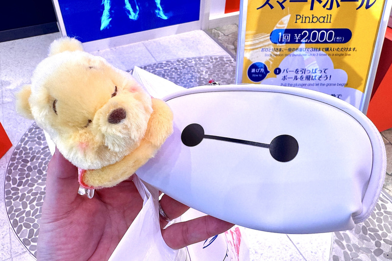 実際に体験してみたところボールを2個入れることに成功。プーさんのミニぬいぐるみとベイマックスのめがねケースポーチをゲット。お得過ぎて大満足