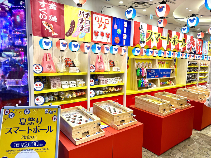 夏祭りに合わせ、7月23日から日本の祭りをイメージしたぬいぐるみキーチェーンも発売されているのでぜひチェックしてみてほしい。個人的にはベイマックスがお気に入り。価格は各2,800円