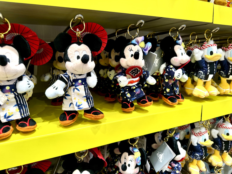 夏祭りに合わせ、7月23日から日本の祭りをイメージしたぬいぐるみキーチェーンも発売されているのでぜひチェックしてみてほしい。個人的にはベイマックスがお気に入り。価格は各2,800円