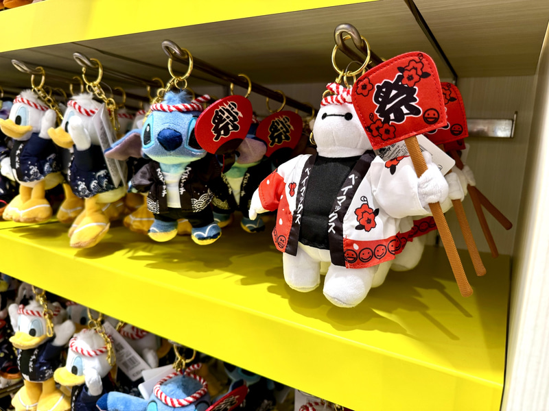 夏祭りに合わせ、7月23日から日本の祭りをイメージしたぬいぐるみキーチェーンも発売されているのでぜひチェックしてみてほしい。個人的にはベイマックスがお気に入り。価格は各2,800円