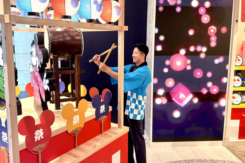 櫓に設置されている太鼓は実際にキャストさんが叩いてくれる。いつ叩くはその時の気分次第だそうなので、見かけたらラッキーかも。ディズニーフラッグシップ東京のある新宿は外国のお客さんも多いので喜ばれそうだ