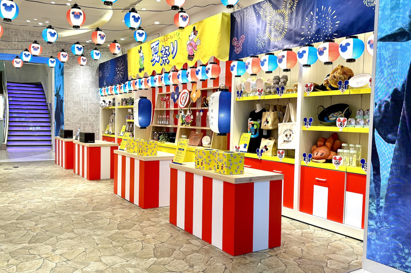 正面入口からみて右側には夏祭りくじ