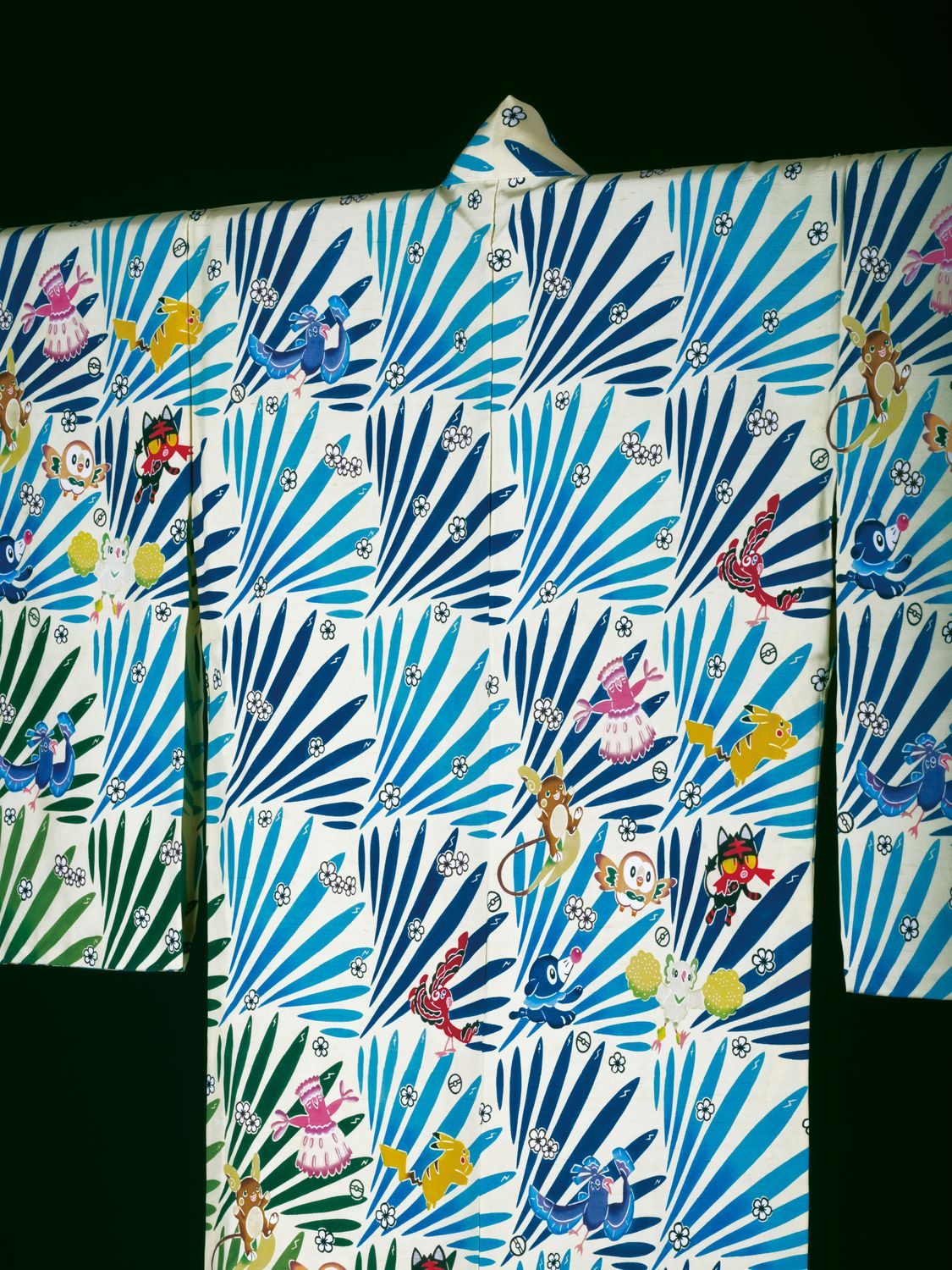 城間栄市氏《琉球紅型着物「島ツナギ」》2022年 個人蔵(C)城間栄市 撮影 斎城卓氏