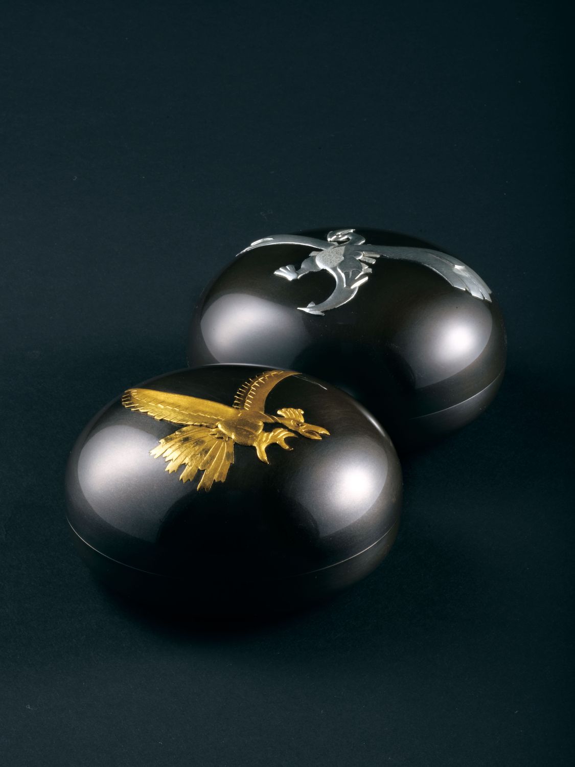 桂盛仁氏［上］《香合 ルギア》［下］《香合 ホウオウ》2022年 個人蔵(C)桂盛仁 撮影 斎城卓氏