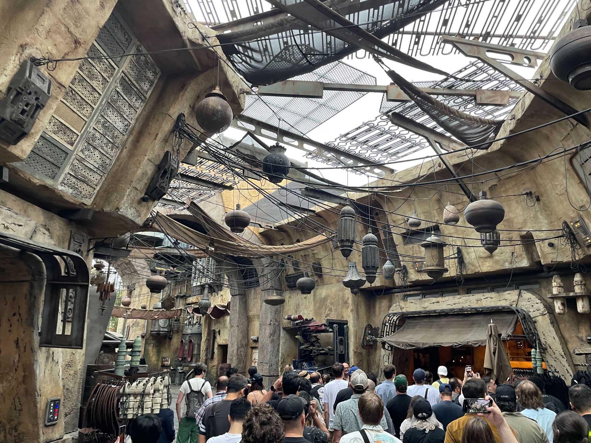 こちらはマーケットのなか。ジェダイのローブなどが実際に買える