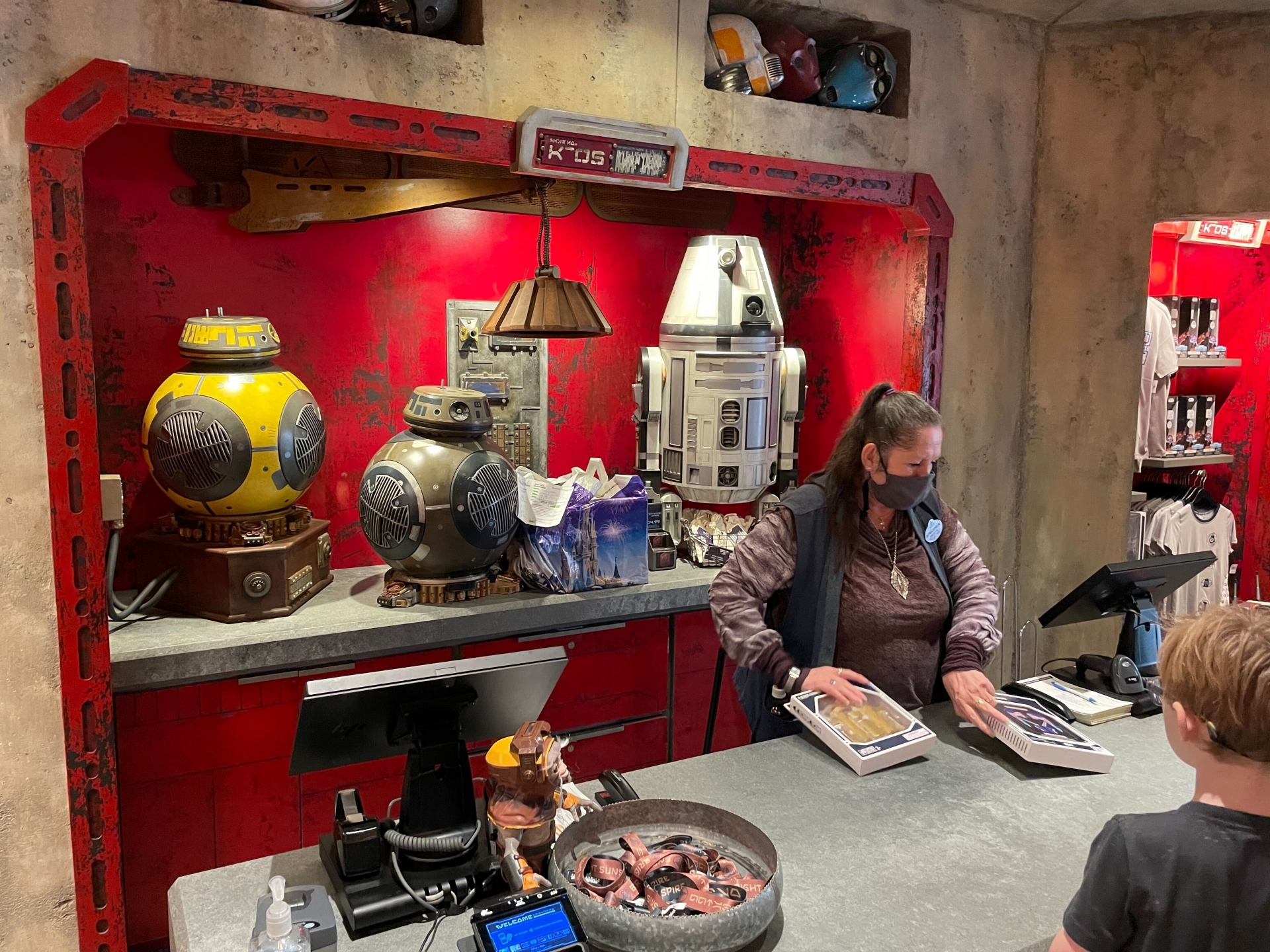 併設されているグッズショップのレジ。映画のワンシーンを見ているような光景だ