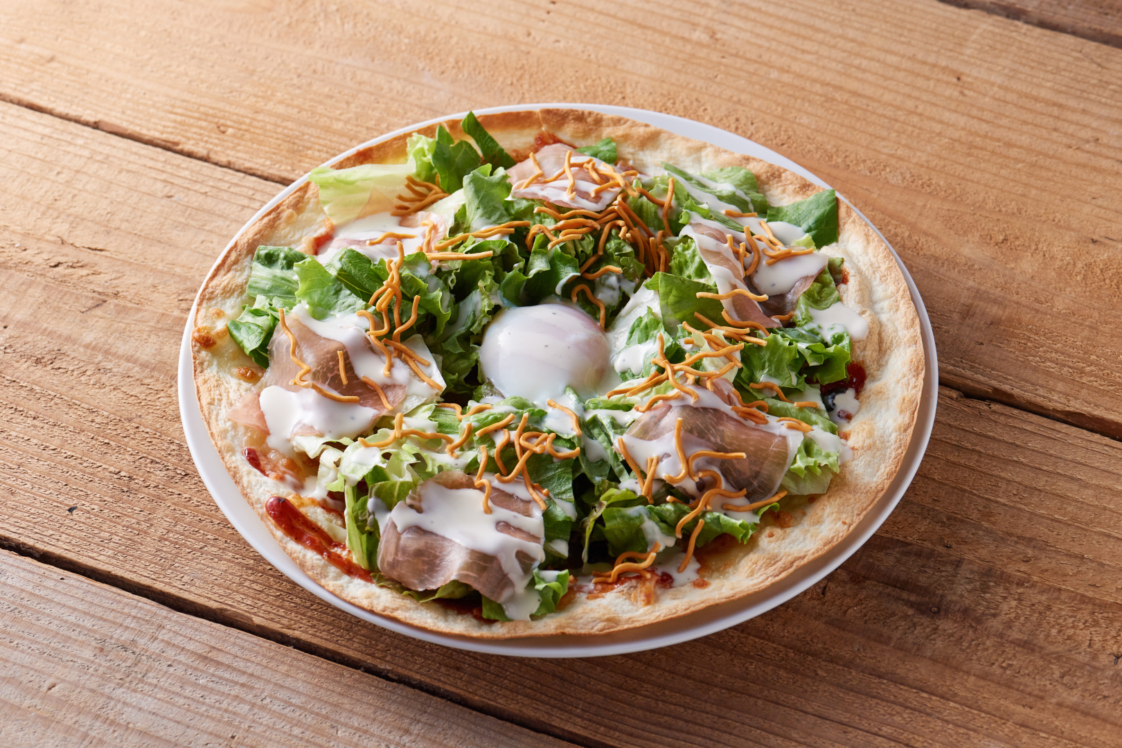 温玉と生ハムのサラダトルティーヤピザ～ベビースターラーメン添え～ 価格：1,200円（ランチ）、1,300円（ディナー）