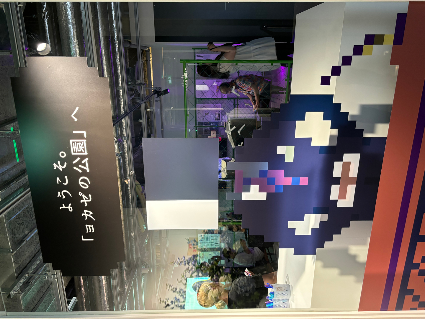 「アンリアルライフ」の壁面展示が多数。ドット絵がチカチカと点滅していたり動く演出もあった