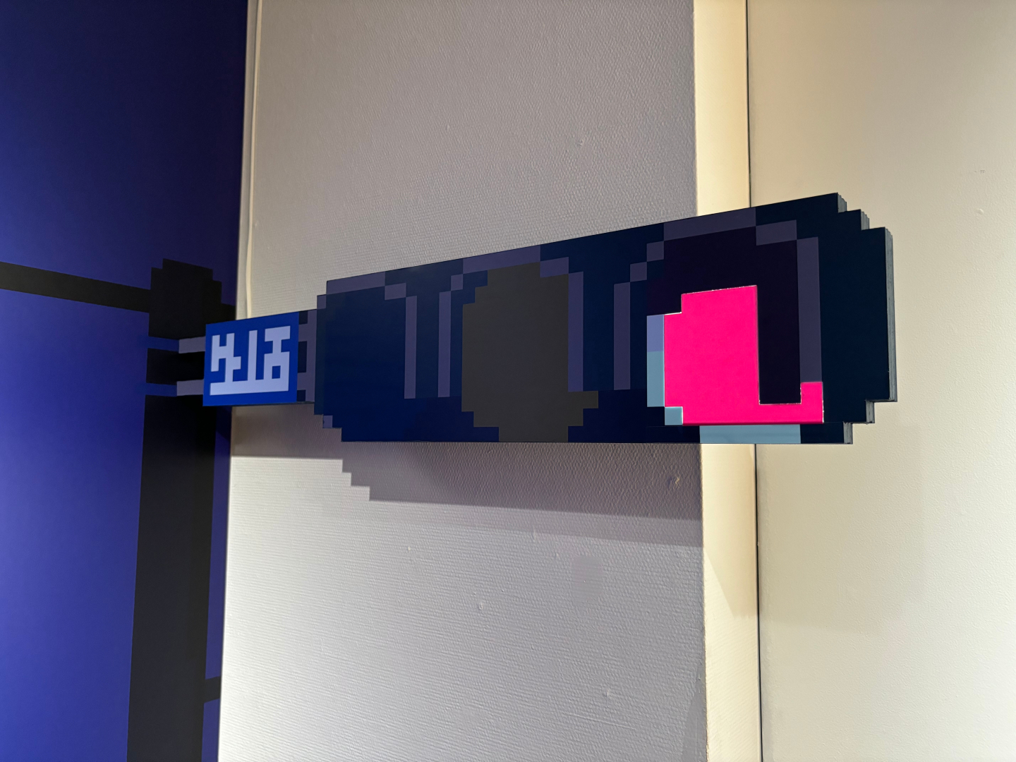 「アンリアルライフ」の壁面展示が多数。ドット絵がチカチカと点滅していたり動く演出もあった