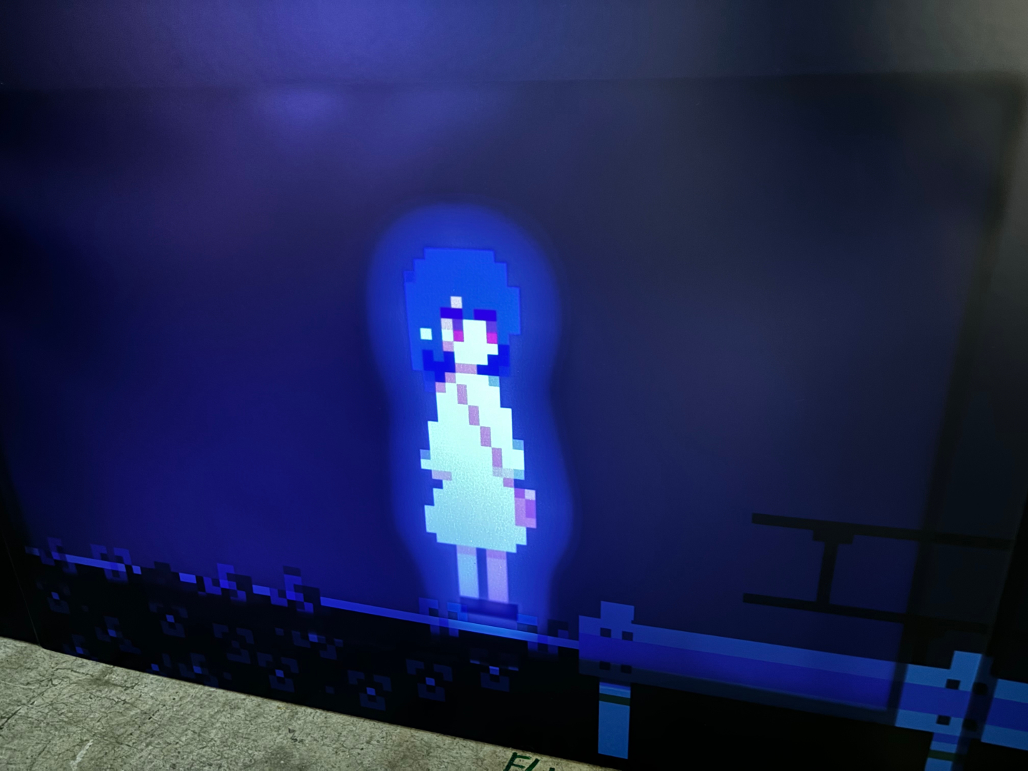 「アンリアルライフ」の壁面展示が多数。ドット絵がチカチカと点滅していたり動く演出もあった