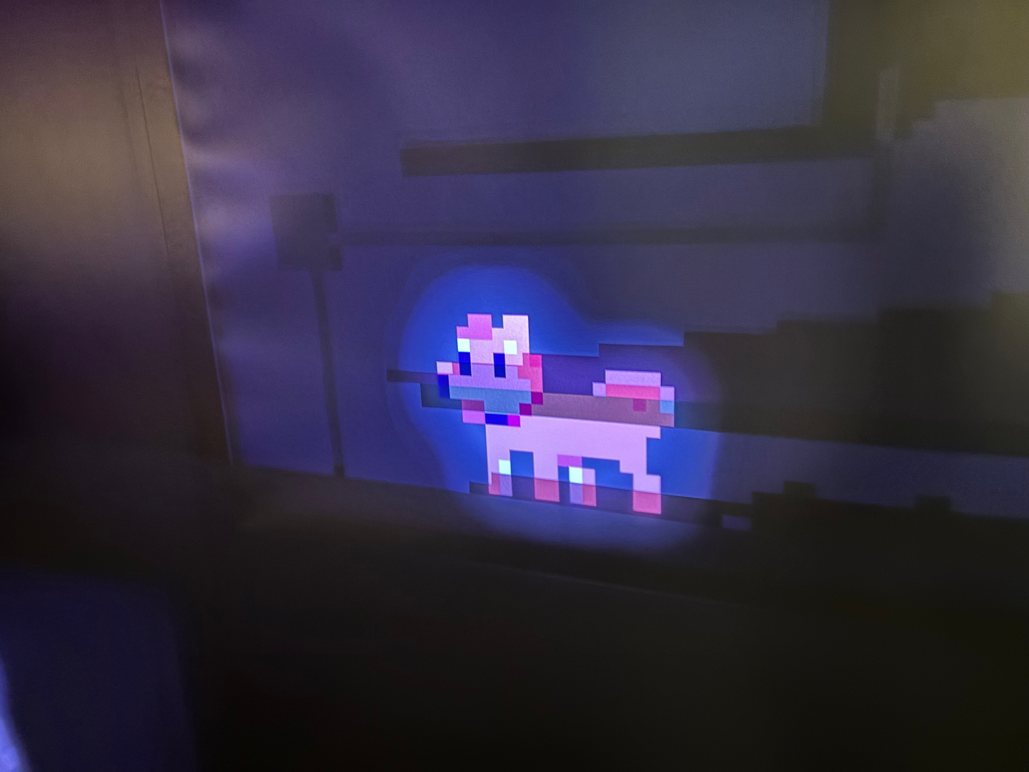 「アンリアルライフ」の壁面展示が多数。ドット絵がチカチカと点滅していたり動く演出もあった