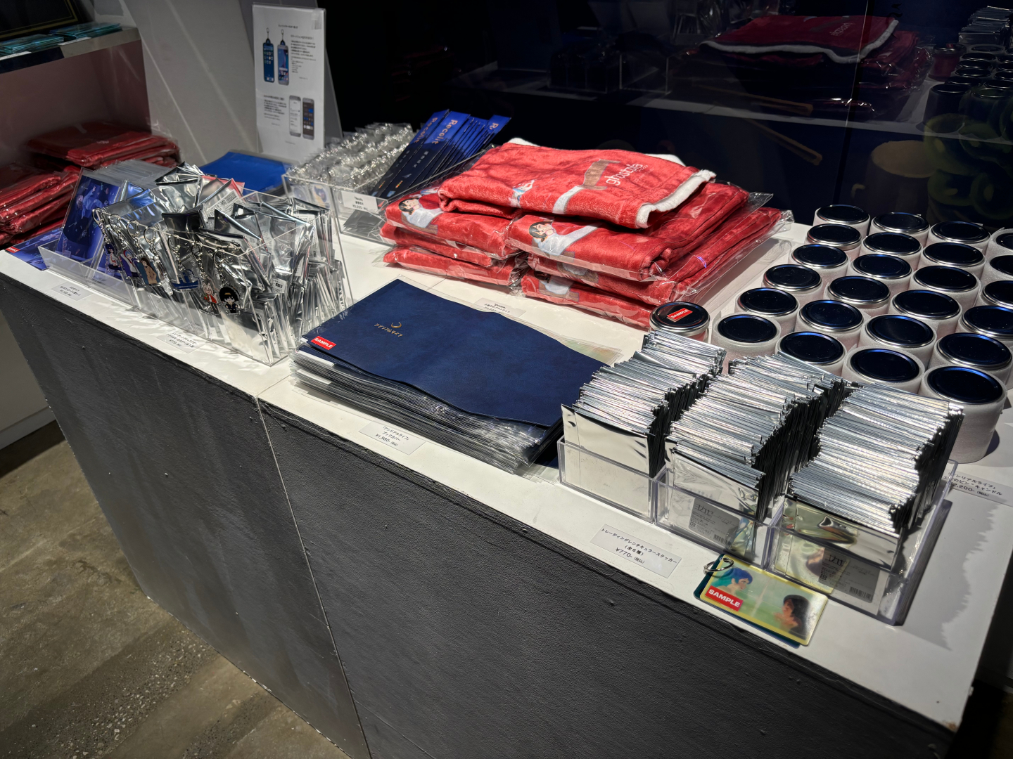 こちらが「CD型ミュージックキーホルダー」。「アンリアルライフ」、「ghostpia」、「Recolit」の楽曲が聴けるようだ。CDケース風のおしゃれなデザインも魅力