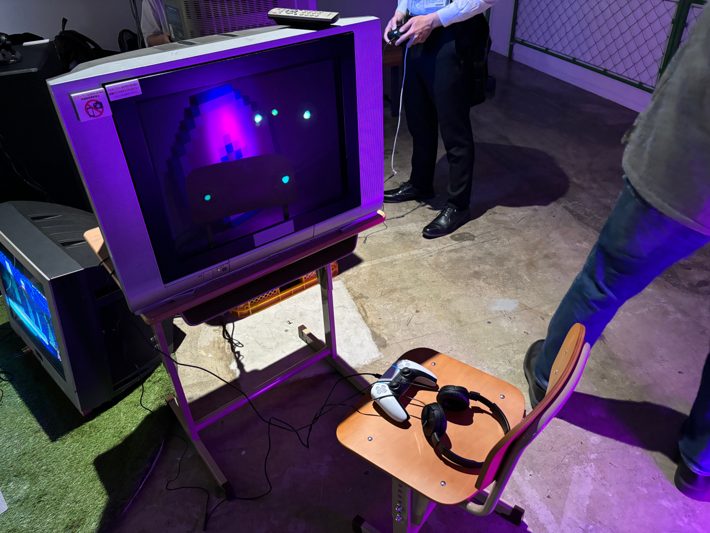 学校のイスに座りブラウン管テレビでゲームをプレイするというあまりできない環境でゲームが遊べる